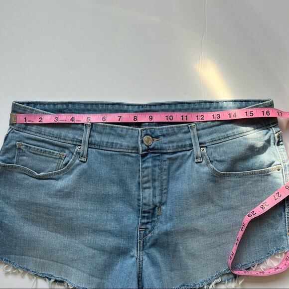 Levi’s Denim Shorts 32 Distressed Hem Mid‎ Rise Cut Off Jean Shorts - Picture 8 of 12